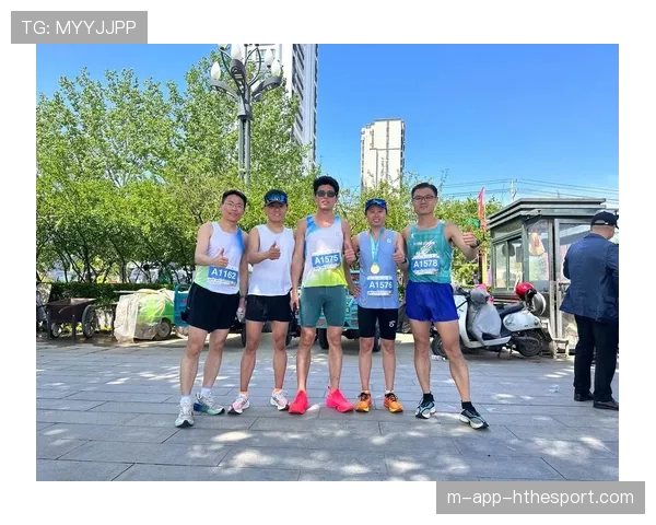 马拉松选手跑崩改成拉着后面选手一起冲线，被封“赛道上的队长”